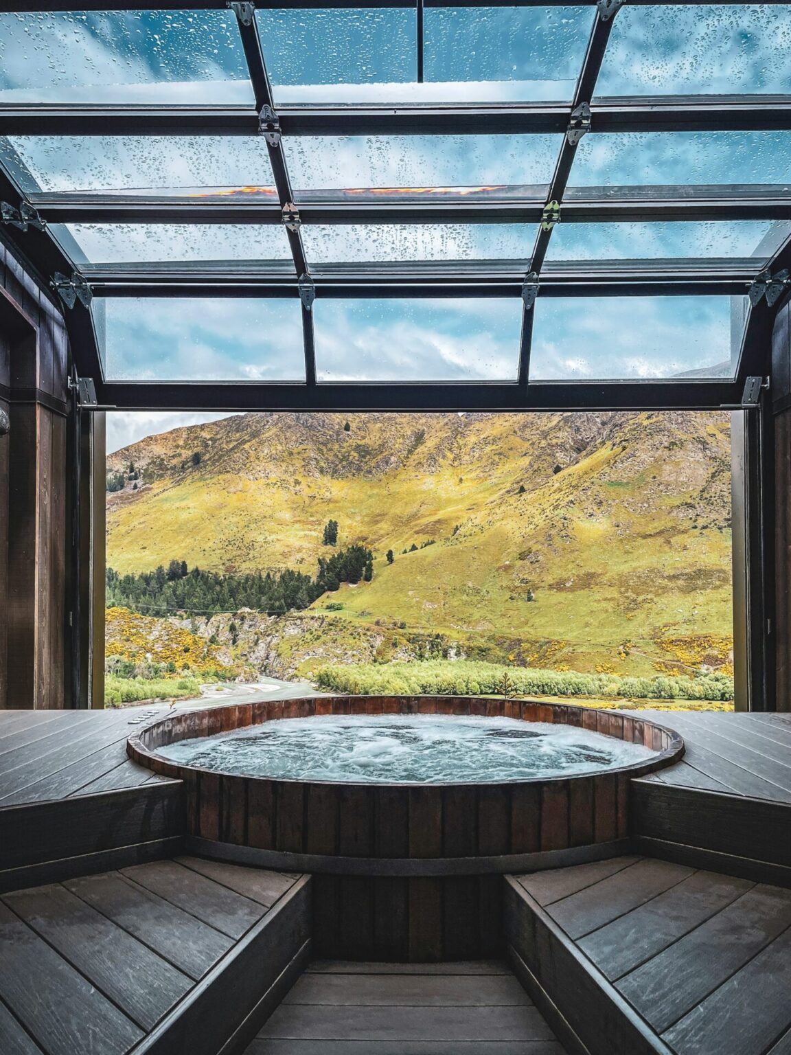 Terrasse aménagée avec spa extérieur à Valence
